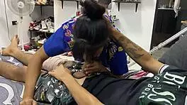 Voy al medico y la enfermera esta caliente asi que me la follo y le orde�o sus grandes tetas