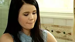 金发大学生少女亲密抚摸