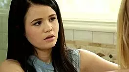 金发大学生少女亲密抚摸