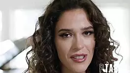 up close with victoria voxxx giving blowjob to robby apples 😏