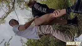 animadora folla en la calle y traga semen