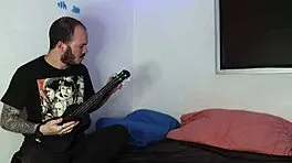 profesor lleva alumna a casa y se aprovecha para follarla sin parar hasta gemir fuerte