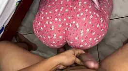 继女说：继爸快看我大屁股