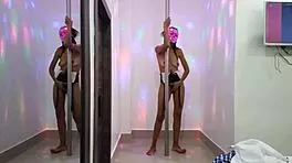 morena aprende a bailar sexy en tubo