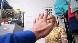 胸大金发美女故意被警察抓到 😏