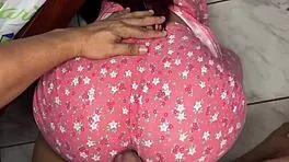 mi inocente hijastra en pijama rosa que deliciosa