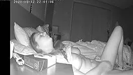 害羞女孩睡前在隐藏摄像头自慰