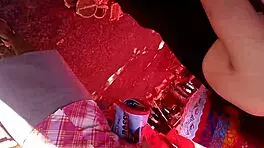 18+嫩妹秀大奶性感乳沟！