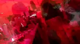 18+嫩妹秀大奶性感乳沟！