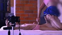 la amiga seduce con juegos atrevidos en el apartamento