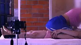 la amiga seduce con juegos atrevidos en el apartamento