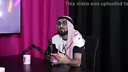 He discovers bi couple in room free of prejudice