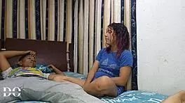 Estoy Aburrida y Quiero Diversión con el Marido de Mi Hermanastra en Casa