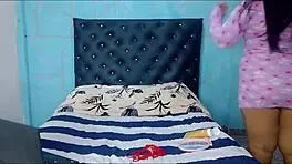 madrastra tetona en lenceria sexy masturba coño peludo hasta orgasmo