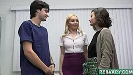 伙计，我和 Dharma Jones 在治疗中和 Elias Cash 操，MILF 医生 Aaliyah Love 看着！