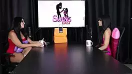 Safada loves menage feminina and a skilled man in bed, wow!