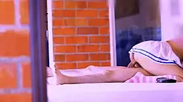 La novia lo sorprendió con una propuesta irresistible invitándolo a un juego de pasión donde ella toma el control 😏