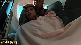 在飞机上亲密公共手指玩弄，带脏话和呻吟