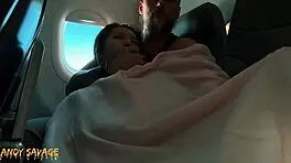 在飞机上亲密公共手指玩弄，带脏话和呻吟