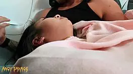 在飞机上亲密公共手指玩弄，带脏话和呻吟