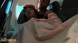 在飞机上亲密公共手指玩弄，带脏话和呻吟