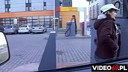 Quick hotel pickup leads to intense pussy licking