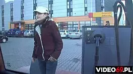 Quick hotel pickup leads to intense pussy licking