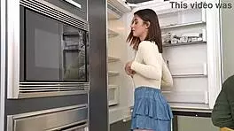 大奶艾莉诺瓦用感性风格提供甜点