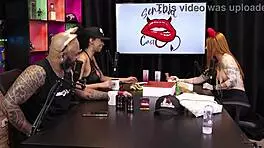 Duas gostosas testam o produto em seus peitos, ruiva braba sheer red lingerie