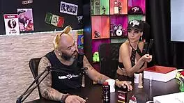 Duas gostosas testam o produto em seus peitos, ruiva braba sheer red lingerie