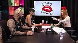 Duas gostosas testam o produto em seus peitos, ruiva braba sheer red lingerie