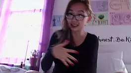 hey, what’s up with harriet sugarcookie in those glasses?