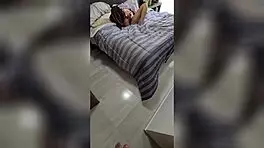 descubri a mi hijastra colegiala masturbandose mientras olia mi camisa asi que la tuve que castigar follendola