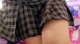 Entrene a mi bella joven de colegio para masturbarme la verga cada que llego del trabajo - ya sabe que es hora de hacerme la chaqueta - y no dice nada morras de escuela