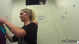 迷人捷克18+少女在商场诱惑脱衣，现实pov猛干。