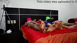 Morena folla con el marido de su hermanastra en trio interracial casero