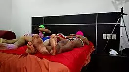 Morena folla con el marido de su hermanastra en trio interracial casero