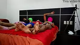 Morena folla con el marido de su hermanastra en trio interracial casero