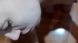 novinha branquina linda faz um boquete facial incrivel ate receber porra na boca