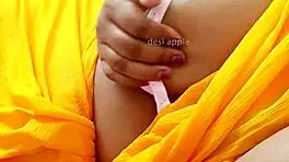 大胸印度18+少女展示身材