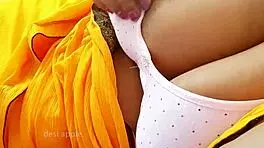 大胸印度18+少女展示身材