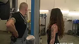 纹身美女随意骑两根鸡巴车库三人行