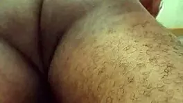 Mi vecina le gusta que le chupe su trasero!