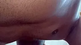 Mi vecina le gusta que le chupe su trasero!