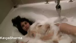 饥渴印度阿姨浴缸手指湿逼按奶子