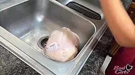 Tio convence sobrina de coger en la cocina - rubia de culo grande follada y penetra por polla grande por su coño humedo