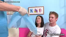 想知道调皮继女如何在圣诞节勾引带着爸爸欲的氛围？