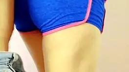 jovencita se desnuda mientras hace la limpieza y el depravado se aprovecha de su inocencia real casero