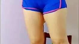 jovencita se desnuda mientras hace la limpieza y el depravado se aprovecha de su inocencia real casero