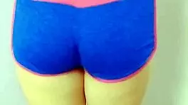 jovencita se desnuda mientras hace la limpieza y el depravado se aprovecha de su inocencia real casero